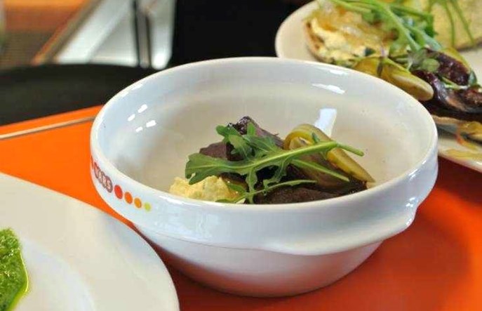 Ekologiczne sztućce w pociągach na Szczyt Klimatyczny