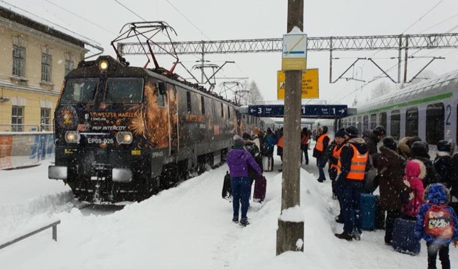 Przewoźnicy regionalni i PKP IC uruchomili specjalne pociągi z Zakopanego w Nowy Rok Przewoźnicy regionalni i PKP IC uruchomili specjalne pociągi z Zakopanego w Nowy Rok