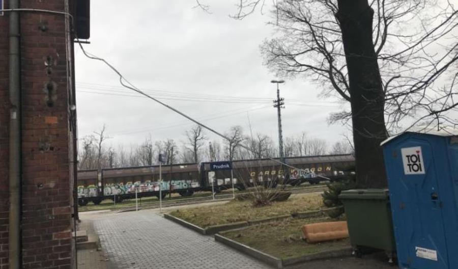 Wiata w Prudniku dalej czeka na remont Wiata w Prudniku dalej czeka na remont