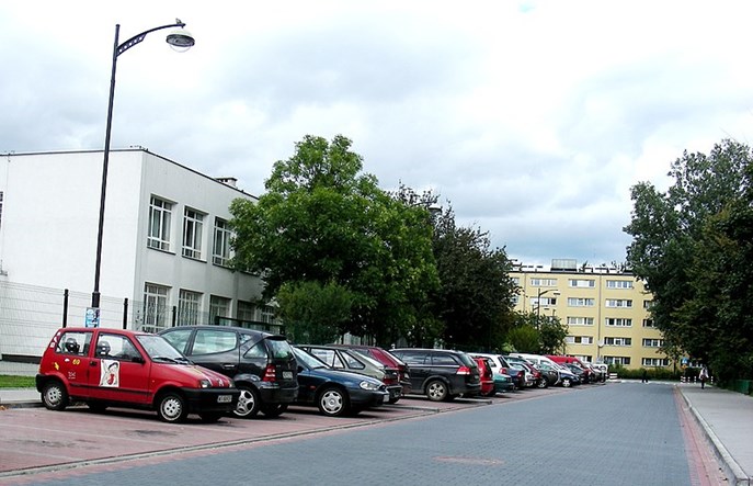 W Krakowie, Poznaniu i Łodzi pomysł zakazu podwożenia dzieci do szkoły