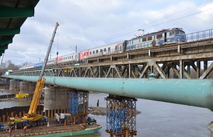 Podtopiona barka wykonawcy modernizacji kolejowego Mostu Gdańskiego