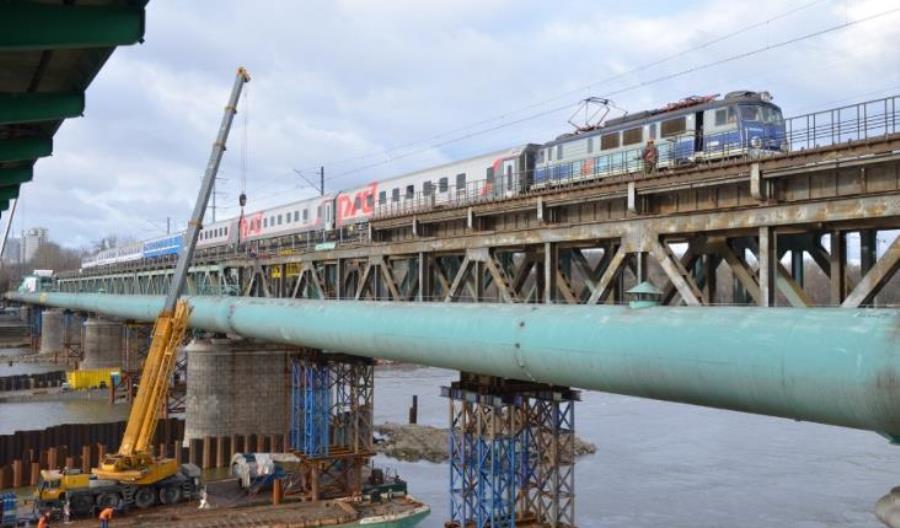 Podtopiona barka wykonawcy modernizacji kolejowego Mostu Gdańskiego
