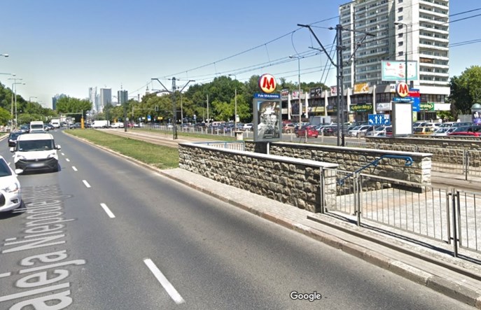 Przystanek na Polu Mokotowskim dostępny z poziomu terenu. Prace w tym roku