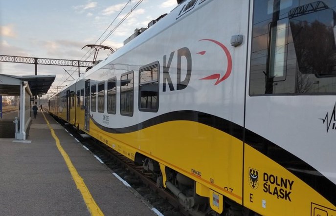 PLK zdążyła naprawić nasyp; pociągi wróciły na trasę Wrocław – Krotoszyn