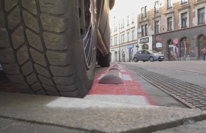 Kraków chroni tramwaje na ul. Długiej dzięki separatorom
