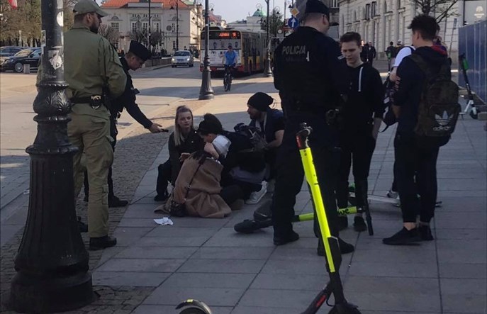 Warszawa. Policja: Winny nie hulajnogista a piesza, bo zrobiła krok