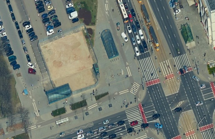 Warszawa. Metro Świętokrzyska. Wejście "odkształcone" i zamknięte