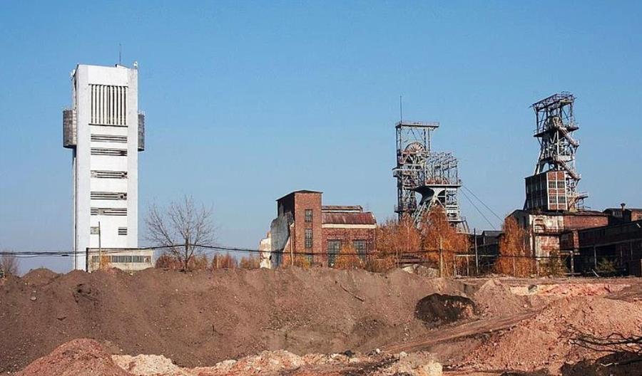 Trwa rozbiórka wąskotorowej kolei KWK Centrum Trwa rozbiórka wąskotorowej kolei KWK Centrum
