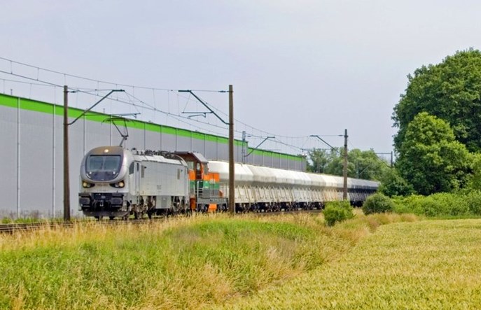 Przewozy towarowe spadły czwarty miesiąc z rzędu