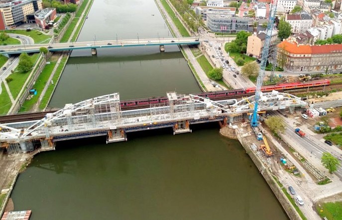 Inwestycje rozłożyły wakacyjny rozkład. PLK na szybko robi nowy, sprzedaż biletów wstrzymana
