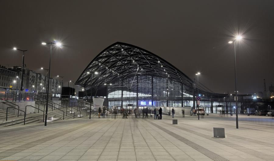 Łódź Fabryczna: Dworzec znów przecieka. Trwa uszczelnianie konstrukcji Łódź Fabryczna: Dworzec znów przecieka. Trwa uszczelnianie konstrukcji