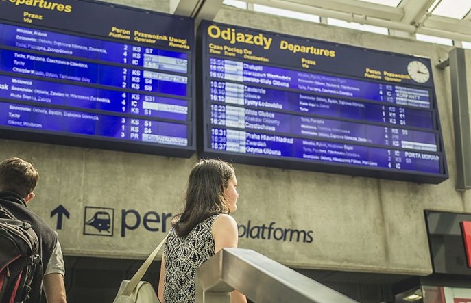 Wyświetlacze na wielu dworcach nie wskazują opóźnień. PKP SA: Zmieniamy to