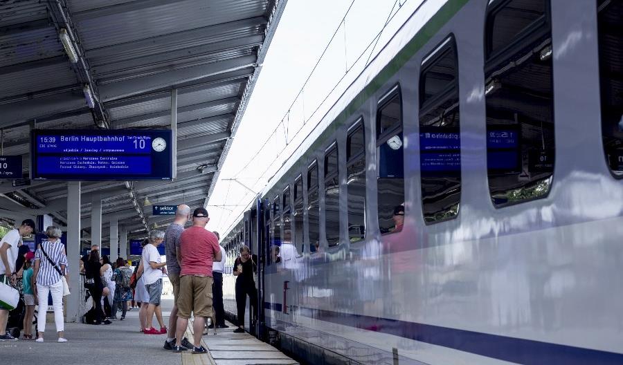 PLK odpowiada na upały. 66 pociągów sieciowych i 172 zespoły szybkiego usuwania usterek PLK odpowiada na upały. 66 pociągów sieciowych i 172 zespoły szybkiego usuwania usterek