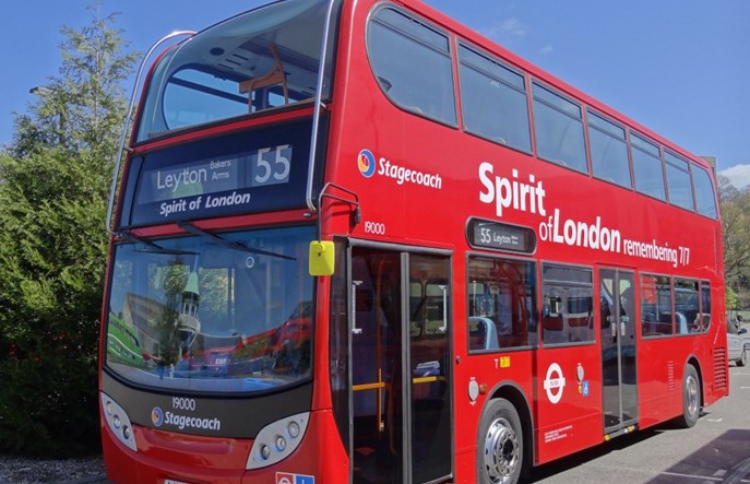 Przyszły brytyjski premier w wolnym czasie buduje modele autobusów