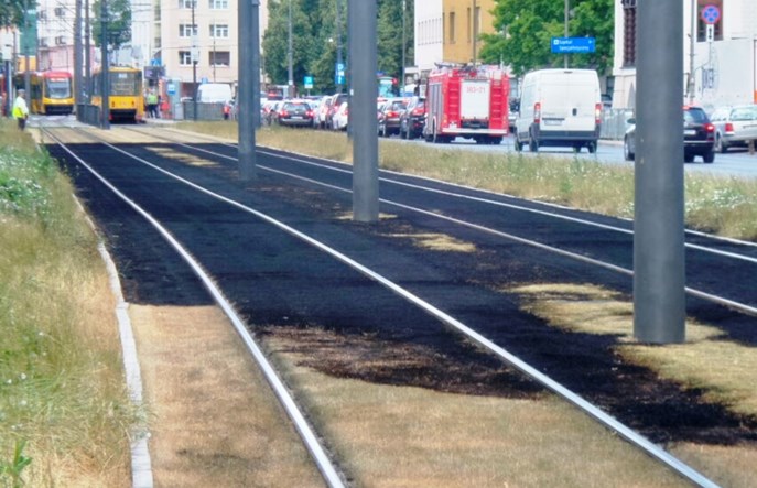 Warszawa: Spłonęło 100 m zielonego torowiska na Puławskiej