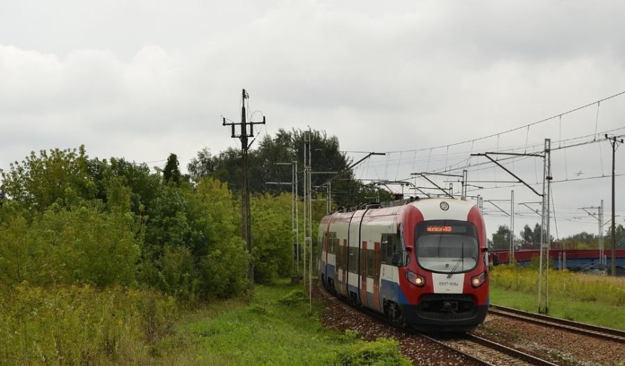 WKD zwalnia na wiadukcie. Przez wysokie temperatury WKD zwalnia na wiadukcie. Przez wysokie temperatury
