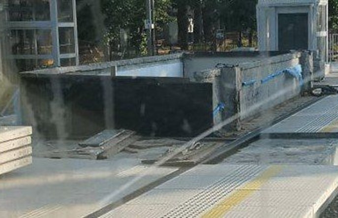 Linia 447 dalej niegotowa. Kolejne zmiany rozkładu i dziura na peronie w Milanówku