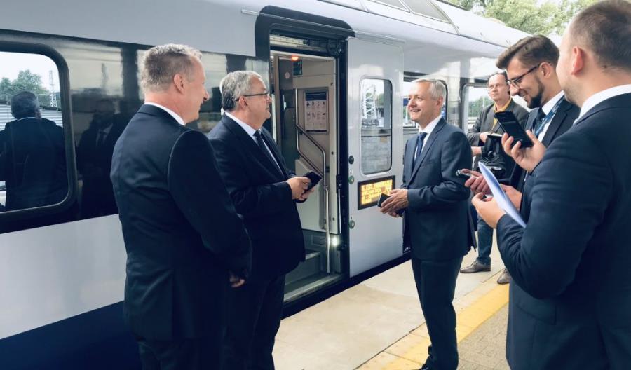 Ministrowie zainaugurowali mObywatela w PKP Intercity Ministrowie zainaugurowali mObywatela w PKP Intercity