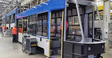 W zakładach Stadlera trwa zabudowa wnętrza tramwaju dla Krakowa