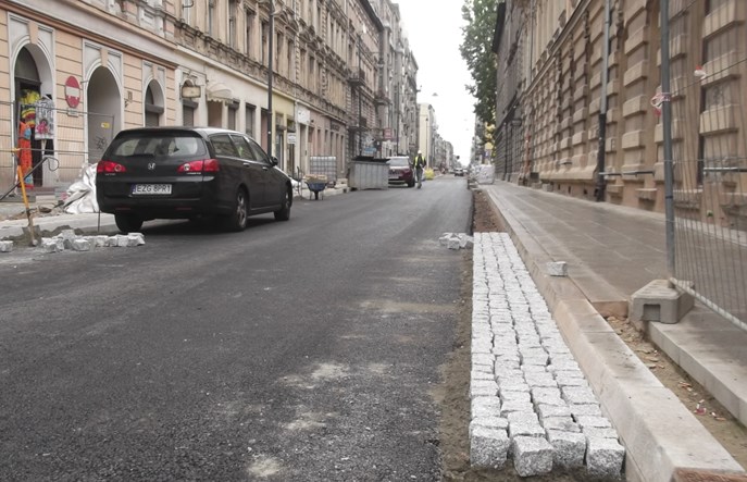 Łódź: Ulice w centrum stopniowo odzyskują przejezdność