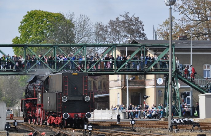 Ile osób pracuje na polskiej kolei?