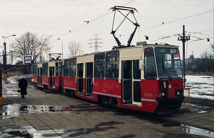 Łódź: Kremowo-czerwony skład 805Na dla KMST