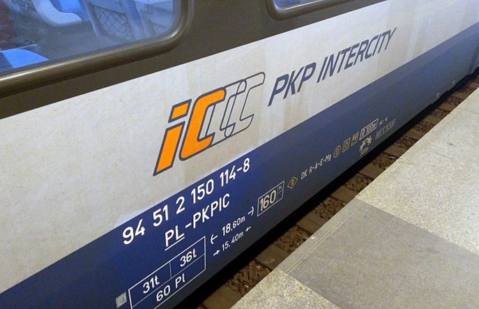 Ekspresy z postojami w coraz w mniejszych miejscowościach