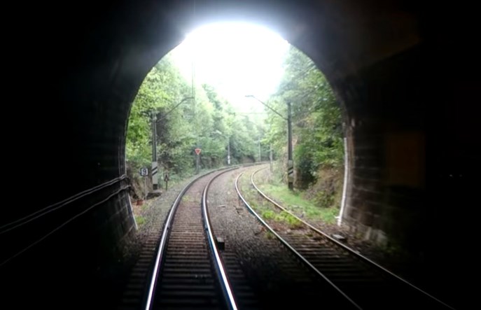 PLK uspokaja: Czas zamknięcia tunelu przed Jelenią Górą będzie możliwie krótki
