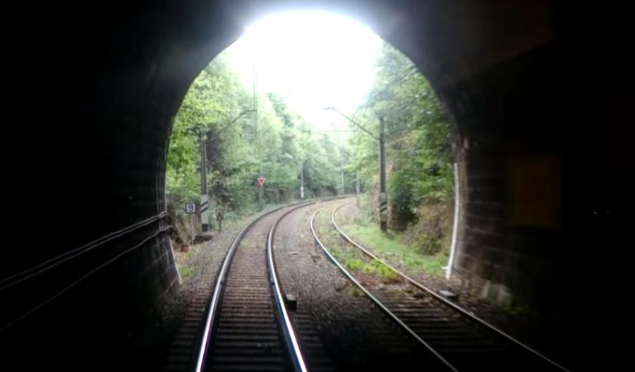 PLK uspokaja: Czas zamknięcia tunelu przed Jelenią Górą będzie możliwie krótki