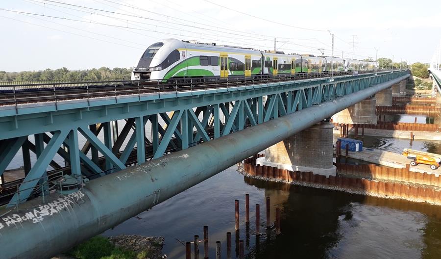 Warszawa: Ruch po dwóch torach na kolejowym moście przy Cytadeli wznowiony Warszawa: Ruch po dwóch torach na kolejowym moście przy Cytadeli wznowiony