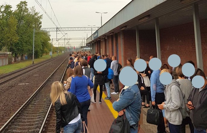 Ogromny tłok w pociągach z Rembertowa. Koleje Mazowieckie i ZTM reagują
