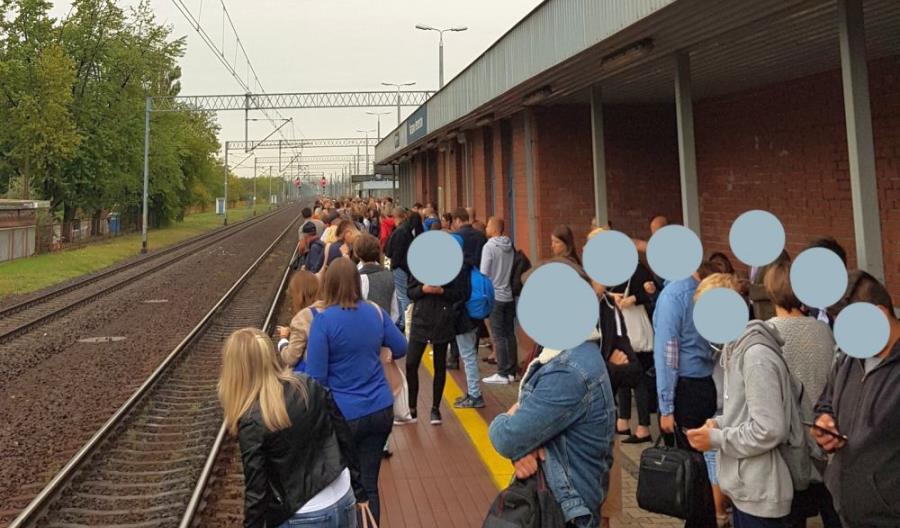 Ogromny tłok w pociągach z Rembertowa. Koleje Mazowieckie i ZTM reagują Ogromny tłok w pociągach z Rembertowa. Koleje Mazowieckie i ZTM reagują