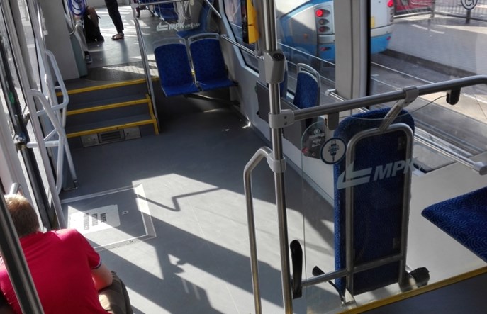 Wrocław. Krok do tramwaju. Do przodu, nie w górę