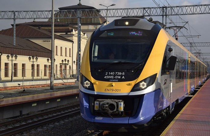 Testowy pociąg Jasło - Krynica przyciągnął tłumy pasażerów