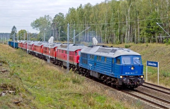 Świetny sierpień dla kolei pasażerskiej, przewozy towarów dalej spadają