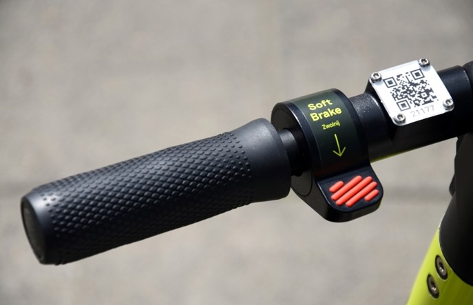 Kraków. Radni i prezydent chcą zakazu jazdy e-hulajnogą po parkach