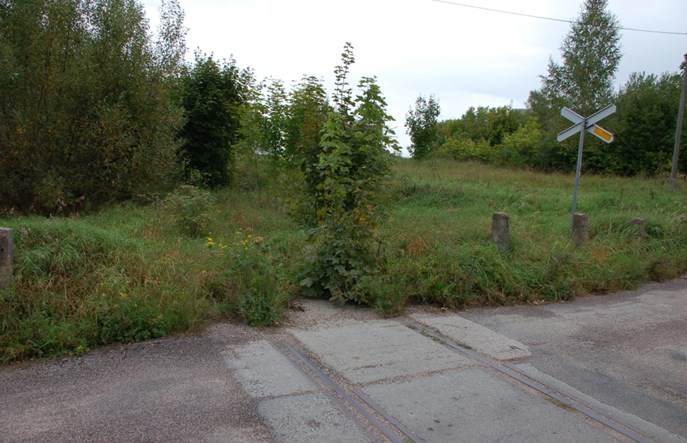 Żółte naklejki na przejazdach linii czasowo wyłączonych z eksploatacji