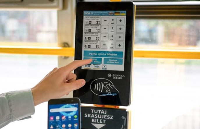 Technologie dla pasażera: Karty i aplikacje wypierają bilety papierowe