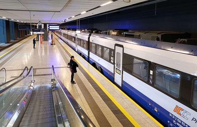 Linia łódzka: Pociągi na lotnisko z postojami pośrednimi