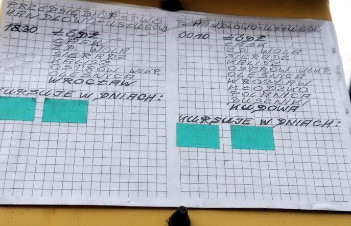Łódź: Kto rozwiesza dziwne rozkłady na Dworcu Kaliskim?
