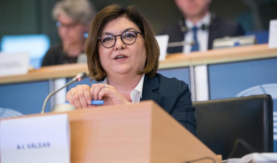 Adina-Ioana Vălean ogłasza swoją strategię transportową Adina-Ioana Vălean ogłasza swoją strategię transportową