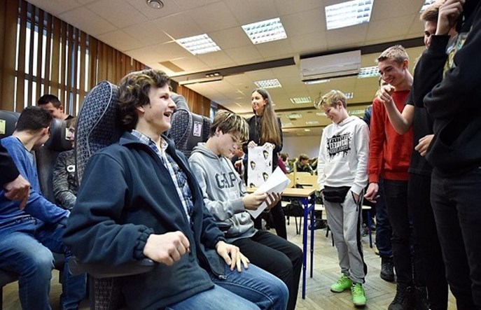 Uczniowie Technikum Komunikacyjnego wybierali fotele do małopolskich pociągów