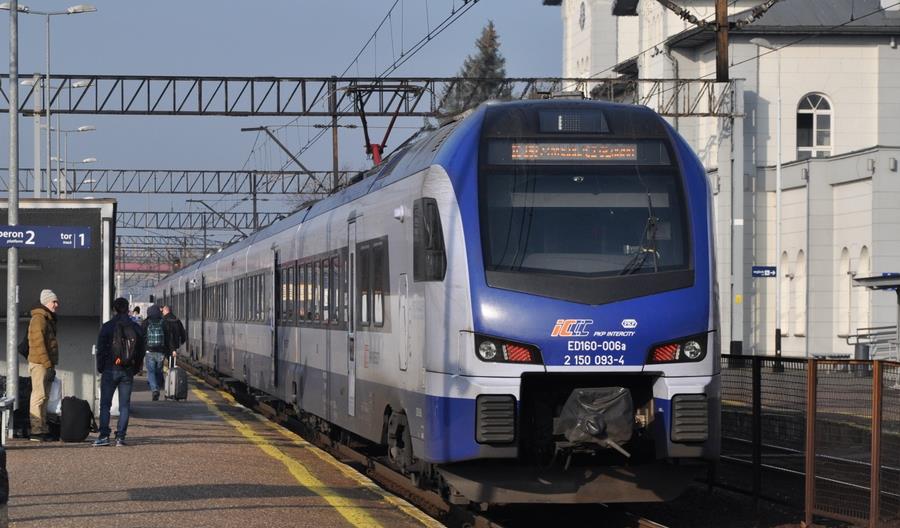 PKP Intercity uruchomi dodatkowe pociągi w okresie świątecznym PKP Intercity uruchomi dodatkowe pociągi w okresie świątecznym
