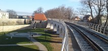 Odnowioną kolejową estakadą w Strzegomiu pojedzie kamień [zdjęcia]