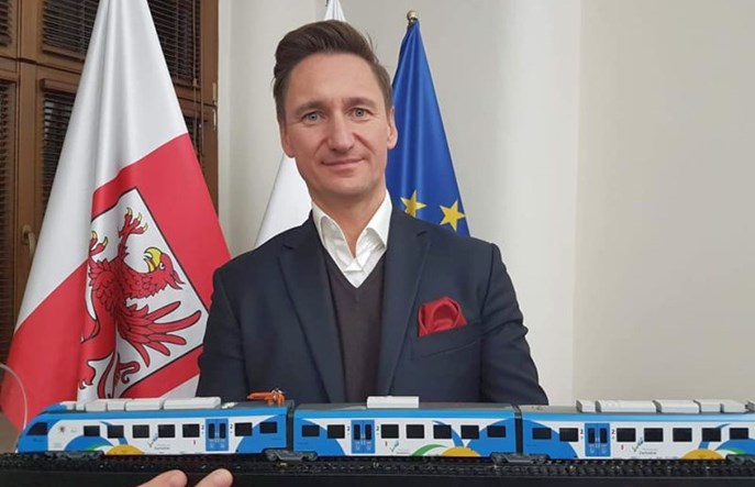 Geblewicz o zakupie pociągów hybrydowych: Koszulka lidera zobowiązuje