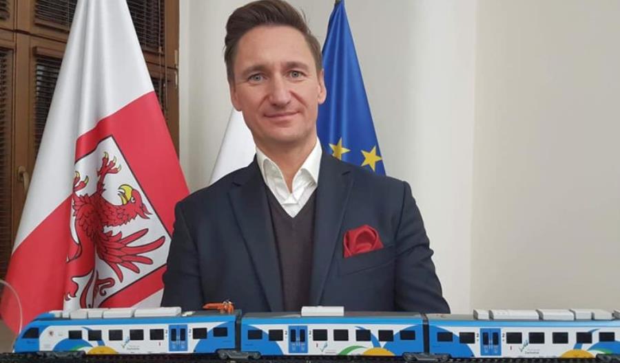 Geblewicz o zakupie pociągów hybrydowych: Koszulka lidera zobowiązuje Geblewicz o zakupie pociągów hybrydowych: Koszulka lidera zobowiązuje