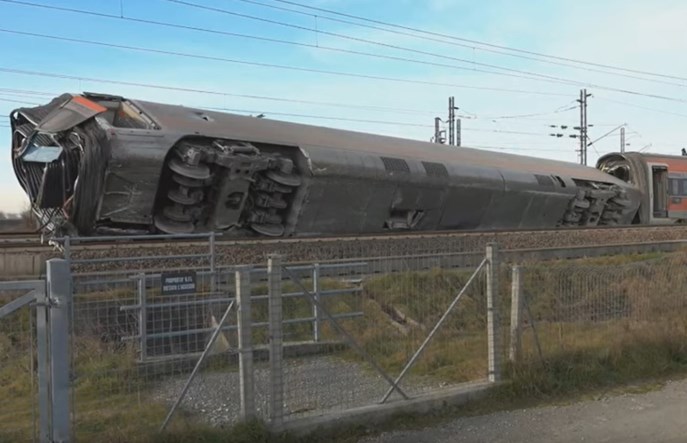 Złe ustawienie zwrotnicy przyczyną katastrofy kolejowej we Włoszech