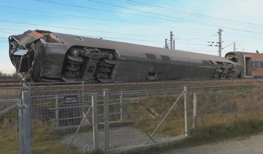 Złe ustawienie zwrotnicy przyczyną katastrofy kolejowej we Włoszech