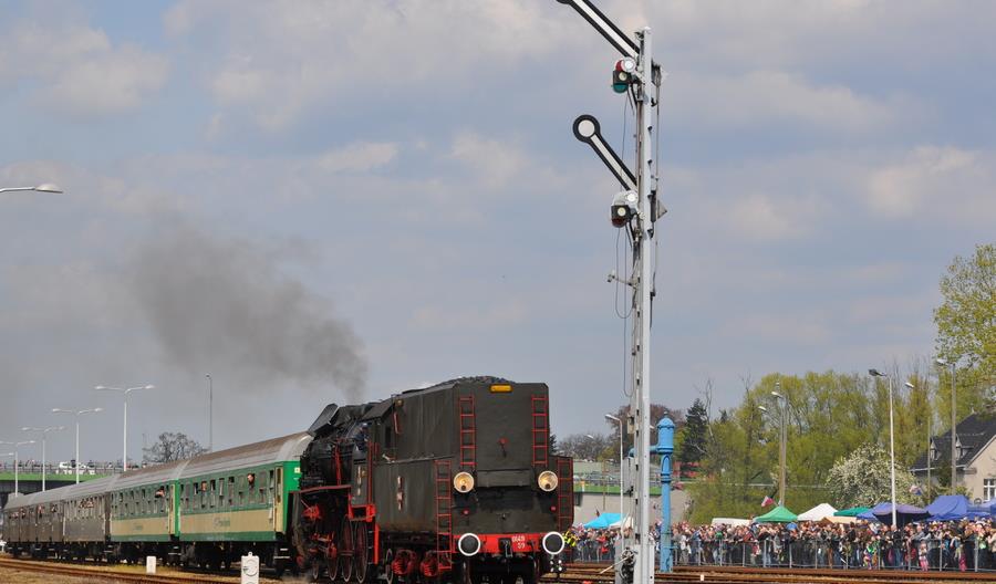Parowozy zamiast spalinowych zespołów trakcyjnych na części kursów z Leszna Parowozy zamiast spalinowych zespołów trakcyjnych na części kursów z Leszna