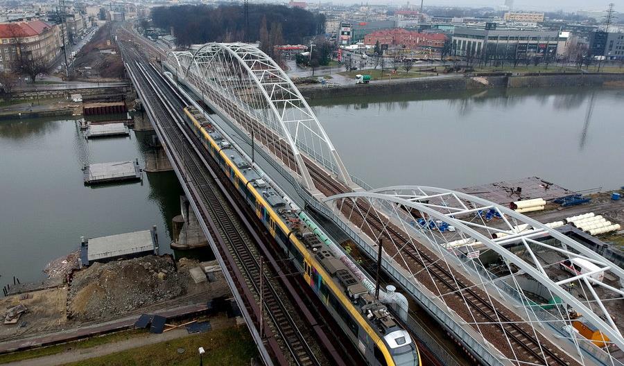 Obok mostów kolejowych będzie kładka pieszo-rowerowa nad Wisłą Obok mostów kolejowych będzie kładka pieszo-rowerowa nad Wisłą
